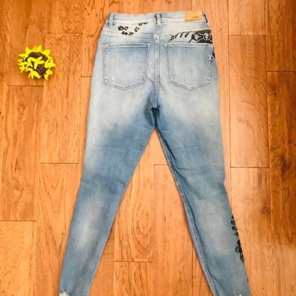 Express Embroidered High Rise Jeans - Picture 2 of 7